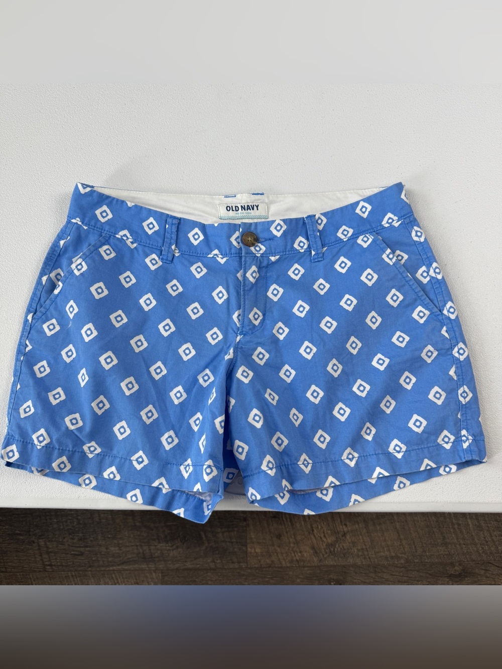 Old Navy Chino Shorts Womens 2 Blue White Geometric, Pockets 4.5” Inseam